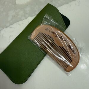 Labour wooden comb